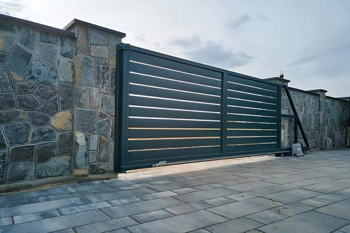 Nous concevons et fabriquons différents modèles de portails métalliques sur mesure