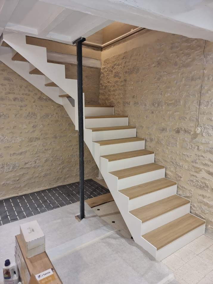 Escalier droit à limon en métal Pringy